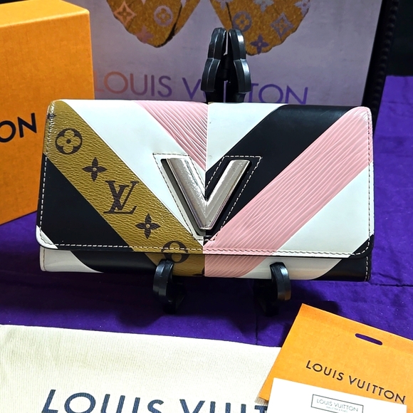 Louis Vuitton Ltd Edition LV Twist lock Sarah Wallet Date Code TM2117 - Picture 3 of 11